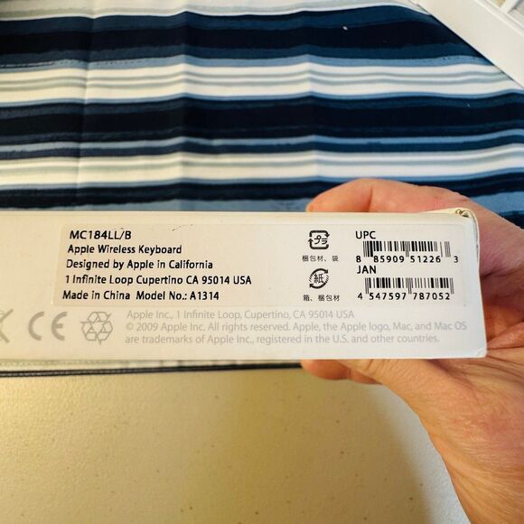 Apple Wireless Keyboard White Keys Aluminum Metal Base - Picture 3 of 12